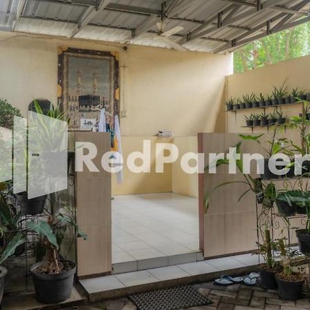 Vandhela Homestay Syariah Mitra Reddoorz Surabaya Exterior photo