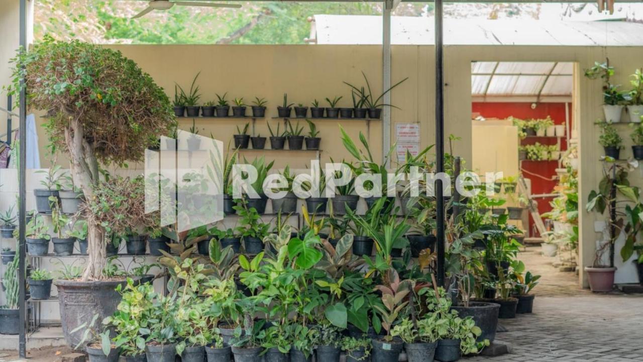 Vandhela Homestay Syariah Mitra Reddoorz Surabaya Exterior photo
