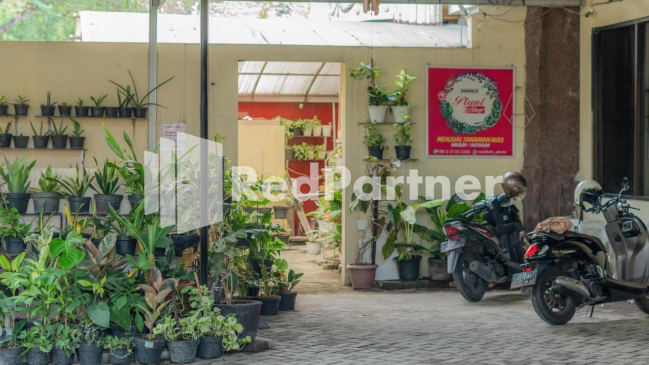 Vandhela Homestay Syariah Mitra Reddoorz Surabaya Exterior photo
